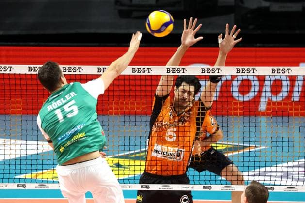 DEU, DVV, 1.VBL, BR Volleys vs. TSV Hachingen Muenchen, 16.11.2024, Max-Schmeling-Halle, Berlin, DEU, DVV, 1.VBL, BR Volleys vs. TSV Hachingen Muenchen, im Bild Neheimjah Mote (BR Volleys 5), Sebastian Roesler (Haching Muenchen 15) Foto: Juergen Engler nordphoto GmbH