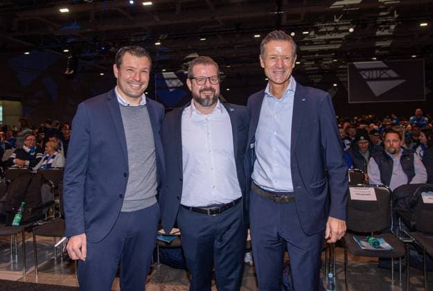 Fussball, Herren, Saison 2024 2025, 2. Bundesliga, Hertha BSC, Ordentliche Mitgliederversammlung im CityCube an der Messe Berlin, v. l. Sportdirektor Benjamin Weber (Hertha BSC), Fabian Drescher (kommissarischer Präsident, Hertha BSC), Geschäftsführer Thomas E. Herrich (Hertha BSC), 17.11. 2024, Copyright: xSebastianxRäppold MatthiasxKochx