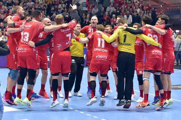 Jubel, Freude nach dem Sieg; Nebojsa Simic (Torwart MT Melsungen 16) (M), Dainis Kristopans (MT Melsungen 10) (L), Arnar Freyr Arnarsson (MT Melsungen 21) , GER, MT Melsungen - SC Magdeburg, Handball, 1. Bundesliga, 10. Spieltag, Saison 2024 2025, 16.11.2024, GER, MT Melsungen - SC Magdeburg, Handball, 1. Bundesliga, 10. Spieltag, Saison 2024 2025, 16.11.2024 Kassel Copyright: xEibner-Pressefotox xRolandxSippelx EP_RSL