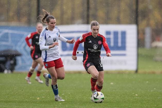 v.li.: Pauline Machtens (Hamburger SV, 28) und Nastassja Lein (1. FC Nürnberg, 24) im Zweikampf, Duell, Dynamik, Aktion, Action, Spielszene, DIE DFB-RICHTLINIEN UNTERSAGEN JEGLICHE NUTZUNG VON FOTOS ALS SEQUENZBILDER UND ODER VIDEOÄHNLICHE FOTOSTRECKEN. DFB REGULATIONS PROHIBIT ANY USE OF PHOTOGRAPHS AS IMAGE SEQUENCES AND OR QUASI-VIDEO., 17.11.2024, Hamburg (Deutschland), Fussball, 2. Frauen-Bundesliga, Hamburger SV - 1. FC Nürnberg