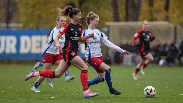 v.li.: Nele Bauereisen (1. FC Nürnberg, 23) und Jaqueline Dönges (Hamburger SV, 21) im Zweikampf, Duell, Dynamik, Aktion, Action, Spielszene, DIE DFB-RICHTLINIEN UNTERSAGEN JEGLICHE NUTZUNG VON FOTOS ALS SEQUENZBILDER UND ODER VIDEOÄHNLICHE FOTOSTRECKEN. DFB REGULATIONS PROHIBIT ANY USE OF PHOTOGRAPHS AS IMAGE SEQUENCES AND OR QUASI-VIDEO., 17.11.2024, Hamburg (Deutschland), Fussball, 2. Frauen-Bundesliga, Hamburger SV - 1. FC Nürnberg