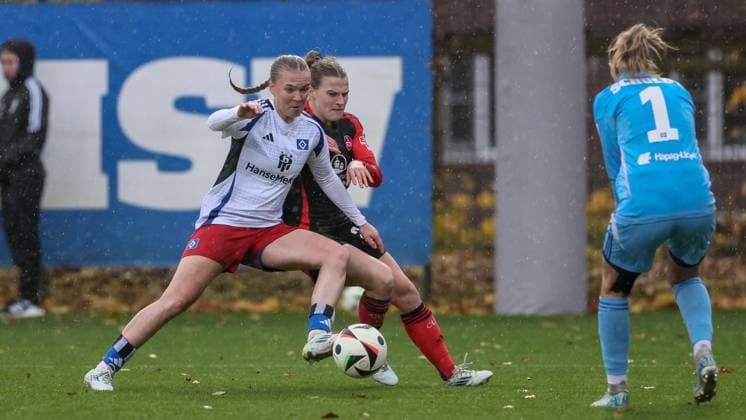 v.li.: Annaleen Böhler (Hamburger SV, 6) und Nastassja Lein (1. FC Nürnberg, 24) im Zweikampf, Duell, Dynamik, Aktion, Action, Spielszene, Inga Schuldt (Torhüterin, Torwart, Hamburger SV, 1), DIE DFB-RICHTLINIEN UNTERSAGEN JEGLICHE NUTZUNG VON FOTOS ALS SEQUENZBILDER UND ODER VIDEOÄHNLICHE FOTOSTRECKEN. DFB REGULATIONS PROHIBIT ANY USE OF PHOTOGRAPHS AS IMAGE SEQUENCES AND OR QUASI-VIDEO., 17.11.2024, Hamburg (Deutschland), Fussball, 2. Frauen-Bundesliga, Hamburger SV - 1. FC Nürnberg