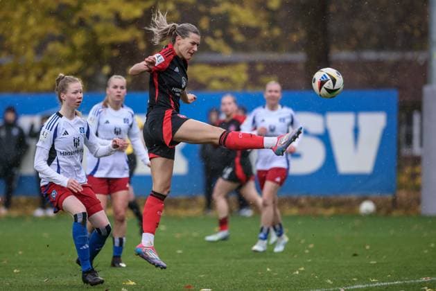 v.li.: Torschützin Medina Desic (1. FC Nürnberg, 10) erzielt das Tor zum 0:1, Treffer, Highlight, Torerfolg, DIE DFB-RICHTLINIEN UNTERSAGEN JEGLICHE NUTZUNG VON FOTOS ALS SEQUENZBILDER UND ODER VIDEOÄHNLICHE FOTOSTRECKEN. DFB REGULATIONS PROHIBIT ANY USE OF PHOTOGRAPHS AS IMAGE SEQUENCES AND OR QUASI-VIDEO., 17.11.2024, Hamburg (Deutschland), Fussball, 2. Frauen-Bundesliga, Hamburger SV - 1. FC Nürnberg