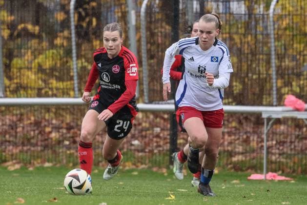 v.li.: Nastassja Lein (1. FC Nürnberg, 24) und Svea Stoldt (Hamburger SV, 8) im Zweikampf, Duell, Dynamik, Aktion, Action, Spielszene, DIE DFB-RICHTLINIEN UNTERSAGEN JEGLICHE NUTZUNG VON FOTOS ALS SEQUENZBILDER UND ODER VIDEOÄHNLICHE FOTOSTRECKEN. DFB REGULATIONS PROHIBIT ANY USE OF PHOTOGRAPHS AS IMAGE SEQUENCES AND OR QUASI-VIDEO., 17.11.2024, Hamburg (Deutschland), Fussball, 2. Frauen-Bundesliga, Hamburger SV - 1. FC Nürnberg
