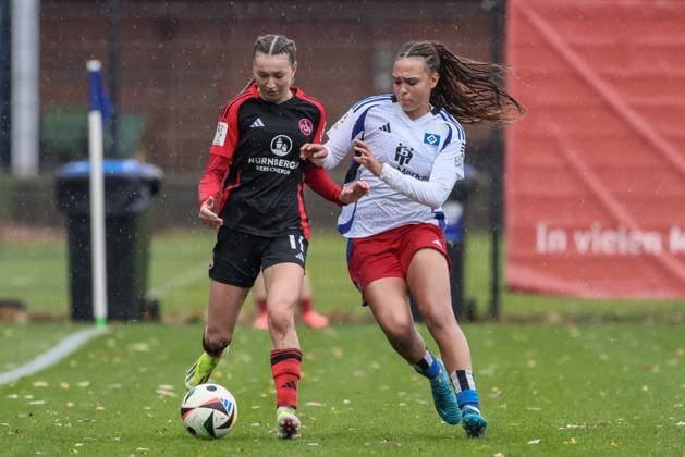 v.li.: Lara Meroni (1. FC Nürnberg, 11) und Lisa Baum (Hamburger SV, 11) im Zweikampf, Duell, Dynamik, Aktion, Action, Spielszene, DIE DFB-RICHTLINIEN UNTERSAGEN JEGLICHE NUTZUNG VON FOTOS ALS SEQUENZBILDER UND ODER VIDEOÄHNLICHE FOTOSTRECKEN. DFB REGULATIONS PROHIBIT ANY USE OF PHOTOGRAPHS AS IMAGE SEQUENCES AND OR QUASI-VIDEO., 17.11.2024, Hamburg (Deutschland), Fussball, 2. Frauen-Bundesliga, Hamburger SV - 1. FC Nürnberg