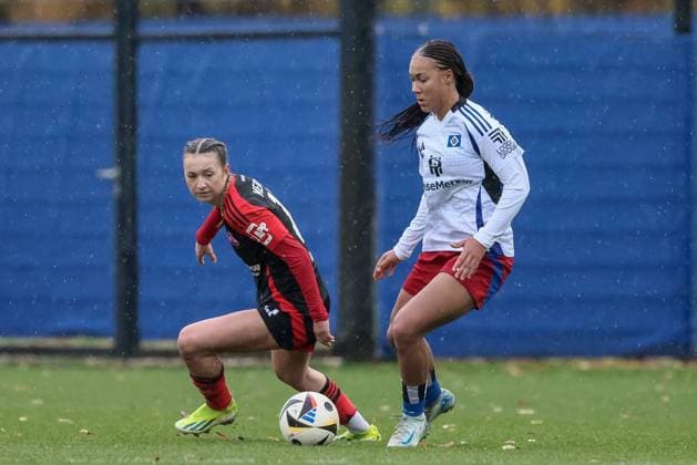 v.li.: Lara Meroni (1. FC Nürnberg, 11) und Melina Krüger (Hamburger SV, 9) im Zweikampf, Duell, Dynamik, Aktion, Action, Spielszene, DIE DFB-RICHTLINIEN UNTERSAGEN JEGLICHE NUTZUNG VON FOTOS ALS SEQUENZBILDER UND ODER VIDEOÄHNLICHE FOTOSTRECKEN. DFB REGULATIONS PROHIBIT ANY USE OF PHOTOGRAPHS AS IMAGE SEQUENCES AND OR QUASI-VIDEO., 17.11.2024, Hamburg (Deutschland), Fussball, 2. Frauen-Bundesliga, Hamburger SV - 1. FC Nürnberg