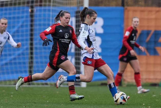 v.li.: Jonna Brengel (1. FC Nürnberg, 17) und Pauline Machtens (Hamburger SV, 28) im Zweikampf, Duell, Dynamik, Aktion, Action, Spielszene, DIE DFB-RICHTLINIEN UNTERSAGEN JEGLICHE NUTZUNG VON FOTOS ALS SEQUENZBILDER UND ODER VIDEOÄHNLICHE FOTOSTRECKEN. DFB REGULATIONS PROHIBIT ANY USE OF PHOTOGRAPHS AS IMAGE SEQUENCES AND OR QUASI-VIDEO., 17.11.2024, Hamburg (Deutschland), Fussball, 2. Frauen-Bundesliga, Hamburger SV - 1. FC Nürnberg