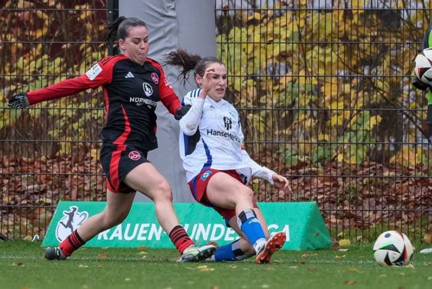 v.li.: Jonna Brengel (1. FC Nürnberg, 17) und Pauline Machtens (Hamburger SV, 28) im Zweikampf, Duell, Dynamik, Aktion, Action, Spielszene, DIE DFB-RICHTLINIEN UNTERSAGEN JEGLICHE NUTZUNG VON FOTOS ALS SEQUENZBILDER UND ODER VIDEOÄHNLICHE FOTOSTRECKEN. DFB REGULATIONS PROHIBIT ANY USE OF PHOTOGRAPHS AS IMAGE SEQUENCES AND OR QUASI-VIDEO., 17.11.2024, Hamburg (Deutschland), Fussball, 2. Frauen-Bundesliga, Hamburger SV - 1. FC Nürnberg