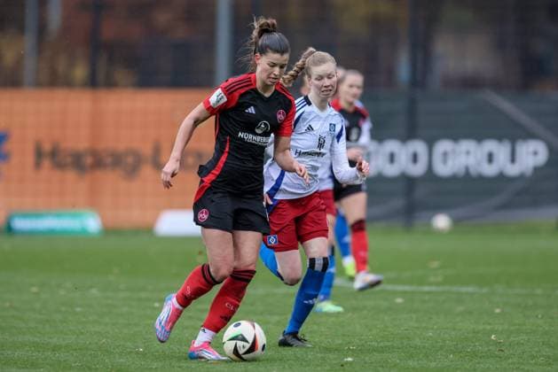 v.li.: Nele Bauereisen (1. FC Nürnberg, 23) und Jaqueline Dönges (Hamburger SV, 21) im Laufduell, Zweikampf, Duell, Dynamik, Aktion, Action, Spielszene, DIE DFB-RICHTLINIEN UNTERSAGEN JEGLICHE NUTZUNG VON FOTOS ALS SEQUENZBILDER UND ODER VIDEOÄHNLICHE FOTOSTRECKEN. DFB REGULATIONS PROHIBIT ANY USE OF PHOTOGRAPHS AS IMAGE SEQUENCES AND OR QUASI-VIDEO., 17.11.2024, Hamburg (Deutschland), Fussball, 2. Frauen-Bundesliga, Hamburger SV - 1. FC Nürnberg