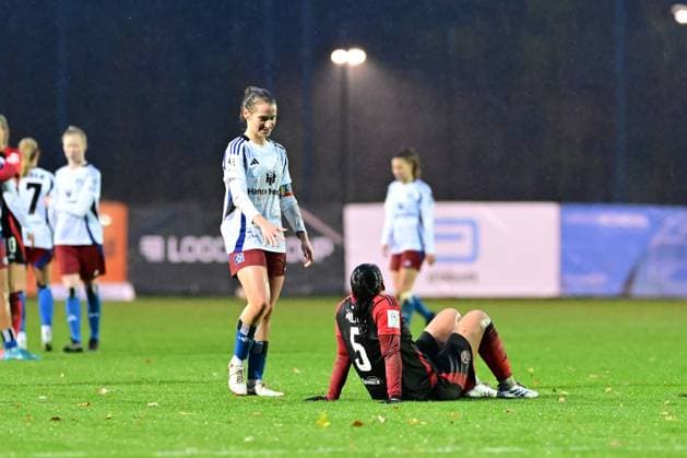 Fußball I Frauen I Saison 2024-2025 I 2. Bundesliga I 11. Spieltag I Hamburger SV - 1. FC Nürnberg I 17.11.2024 Schaut enttäuscht, betrübt, deprimiert, frustriert, geknickt, gekränkt, niedergeschlagen, unzufrieden, ernüchtert, schlecht gelaunt: Pauline Machtens (28, Hamburger SV) und Clara Fröhlich (5, 1. FC Nürnberg) Hamburg Am Volkspark Hamburg Deutschland Copyright: xLobeca FelixxSchlikisx