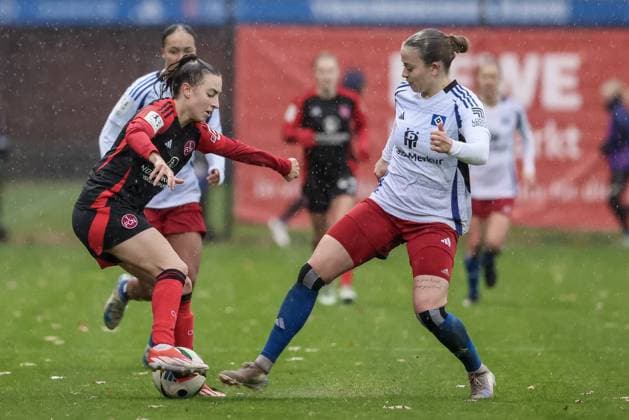 v.li.: Rebekka Salfelder (1. FC Nürnberg, 15) und Dana Marquardt (Hamburger SV, 18) im Zweikampf, Duell, Dynamik, Aktion, Action, Spielszene, DIE DFB-RICHTLINIEN UNTERSAGEN JEGLICHE NUTZUNG VON FOTOS ALS SEQUENZBILDER UND ODER VIDEOÄHNLICHE FOTOSTRECKEN. DFB REGULATIONS PROHIBIT ANY USE OF PHOTOGRAPHS AS IMAGE SEQUENCES AND OR QUASI-VIDEO., 17.11.2024, Hamburg (Deutschland), Fussball, 2. Frauen-Bundesliga, Hamburger SV - 1. FC Nürnberg