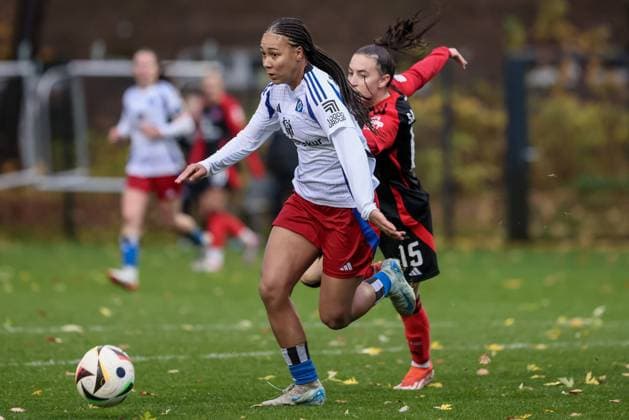 v.li.: Melina Krüger (Hamburger SV, 9) und Rebekka Salfelder (1. FC Nürnberg, 15) im Laufduell, Zweikampf, Duell, Dynamik, Aktion, Action, Spielszene, DIE DFB-RICHTLINIEN UNTERSAGEN JEGLICHE NUTZUNG VON FOTOS ALS SEQUENZBILDER UND ODER VIDEOÄHNLICHE FOTOSTRECKEN. DFB REGULATIONS PROHIBIT ANY USE OF PHOTOGRAPHS AS IMAGE SEQUENCES AND OR QUASI-VIDEO., 17.11.2024, Hamburg (Deutschland), Fussball, 2. Frauen-Bundesliga, Hamburger SV - 1. FC Nürnberg