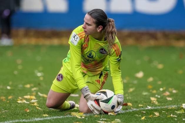 v.li.: Hannah Etzold (Torhüterin, Torwart, 1. FC Nürnberg, 1) am Ball, Freisteller, Einzelbild, Ganzkörper, Aktion, Action, Spielszene, DIE DFB-RICHTLINIEN UNTERSAGEN JEGLICHE NUTZUNG VON FOTOS ALS SEQUENZBILDER UND ODER VIDEOÄHNLICHE FOTOSTRECKEN. DFB REGULATIONS PROHIBIT ANY USE OF PHOTOGRAPHS AS IMAGE SEQUENCES AND OR QUASI-VIDEO., 17.11.2024, Hamburg (Deutschland), Fussball, 2. Frauen-Bundesliga, Hamburger SV - 1. FC Nürnberg