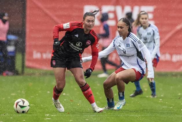 v.li.: Clara Fröhlich (1. FC Nürnberg, 5) und Melina Krüger (Hamburger SV, 9) im Zweikampf, Duell, Dynamik, Aktion, Action, Spielszene, DIE DFB-RICHTLINIEN UNTERSAGEN JEGLICHE NUTZUNG VON FOTOS ALS SEQUENZBILDER UND ODER VIDEOÄHNLICHE FOTOSTRECKEN. DFB REGULATIONS PROHIBIT ANY USE OF PHOTOGRAPHS AS IMAGE SEQUENCES AND OR QUASI-VIDEO., 17.11.2024, Hamburg (Deutschland), Fussball, 2. Frauen-Bundesliga, Hamburger SV - 1. FC Nürnberg