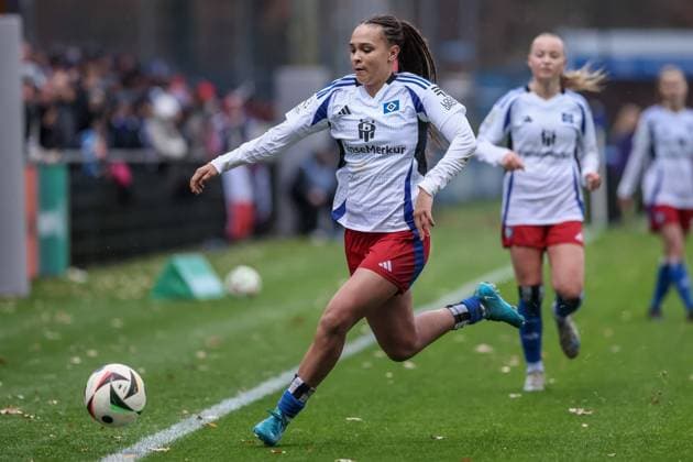 v.li.: Lisa Baum (Hamburger SV, 11) am Ball, Einzelbild, Ganzkörper, Aktion, Action, Spielszene, DIE DFB-RICHTLINIEN UNTERSAGEN JEGLICHE NUTZUNG VON FOTOS ALS SEQUENZBILDER UND ODER VIDEOÄHNLICHE FOTOSTRECKEN. DFB REGULATIONS PROHIBIT ANY USE OF PHOTOGRAPHS AS IMAGE SEQUENCES AND OR QUASI-VIDEO., 17.11.2024, Hamburg (Deutschland), Fussball, 2. Frauen-Bundesliga, Hamburger SV - 1. FC Nürnberg