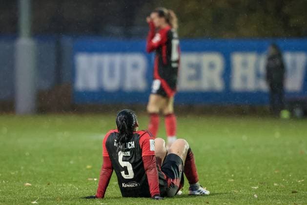 v.li.: Clara Fröhlich (1. FC Nürnberg, 5) enttäuscht über das Unentschieden, Ergebnis, Enttäuschung nach dem Schlusspfiff, Abpfiff, Highlight, Frustration, pessimistisch, DIE DFB-RICHTLINIEN UNTERSAGEN JEGLICHE NUTZUNG VON FOTOS ALS SEQUENZBILDER UND ODER VIDEOÄHNLICHE FOTOSTRECKEN. DFB REGULATIONS PROHIBIT ANY USE OF PHOTOGRAPHS AS IMAGE SEQUENCES AND OR QUASI-VIDEO., 17.11.2024, Hamburg (Deutschland), Fussball, 2. Frauen-Bundesliga, Hamburger SV - 1. FC Nürnberg