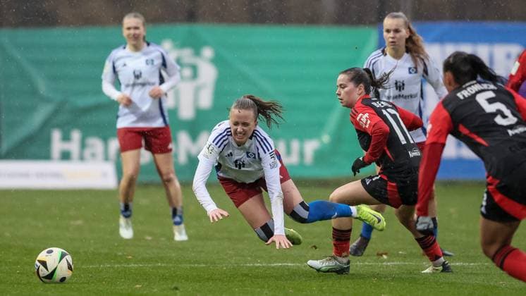 v.li.: Victoria Schulz (Hamburger SV, 19) und Jonna Brengel (1. FC Nürnberg, 17) im Zweikampf, Duell, Dynamik, Aktion, Action, Spielszene, DIE DFB-RICHTLINIEN UNTERSAGEN JEGLICHE NUTZUNG VON FOTOS ALS SEQUENZBILDER UND ODER VIDEOÄHNLICHE FOTOSTRECKEN. DFB REGULATIONS PROHIBIT ANY USE OF PHOTOGRAPHS AS IMAGE SEQUENCES AND OR QUASI-VIDEO., 17.11.2024, Hamburg (Deutschland), Fussball, 2. Frauen-Bundesliga, Hamburger SV - 1. FC Nürnberg