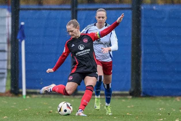 v.li.: Luisa Guttenberger (1. FC Nürnberg, 4) am Ball, Einzelbild, Ganzkörper, Aktion, Action, Spielszene, Victoria Schulz (Hamburger SV, 19), DIE DFB-RICHTLINIEN UNTERSAGEN JEGLICHE NUTZUNG VON FOTOS ALS SEQUENZBILDER UND ODER VIDEOÄHNLICHE FOTOSTRECKEN. DFB REGULATIONS PROHIBIT ANY USE OF PHOTOGRAPHS AS IMAGE SEQUENCES AND OR QUASI-VIDEO., 17.11.2024, Hamburg (Deutschland), Fussball, 2. Frauen-Bundesliga, Hamburger SV - 1. FC Nürnberg