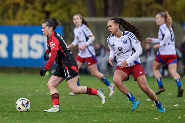 v.li.: Jonna Brengel (1. FC Nürnberg, 17) und Lisa Baum (Hamburger SV, 11) im Zweikampf, Duell, Dynamik, Aktion, Action, Spielszene, DIE DFB-RICHTLINIEN UNTERSAGEN JEGLICHE NUTZUNG VON FOTOS ALS SEQUENZBILDER UND ODER VIDEOÄHNLICHE FOTOSTRECKEN. DFB REGULATIONS PROHIBIT ANY USE OF PHOTOGRAPHS AS IMAGE SEQUENCES AND OR QUASI-VIDEO., 17.11.2024, Hamburg (Deutschland), Fussball, 2. Frauen-Bundesliga, Hamburger SV - 1. FC Nürnberg