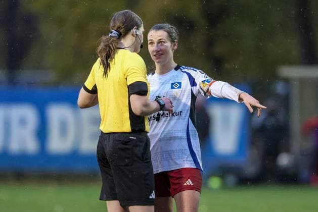 v.li.: Schiedsrichterin Anna-Lena Weiss im Gespräch mit Pauline Machtens (Hamburger SV, 28), reklamiert, beschweren, portestiert, meckern, Protest, gestikuliert, mit den Armen gestikulieren, DIE DFB-RICHTLINIEN UNTERSAGEN JEGLICHE NUTZUNG VON FOTOS ALS SEQUENZBILDER UND ODER VIDEOÄHNLICHE FOTOSTRECKEN. DFB REGULATIONS PROHIBIT ANY USE OF PHOTOGRAPHS AS IMAGE SEQUENCES AND OR QUASI-VIDEO., 17.11.2024, Hamburg (Deutschland), Fussball, 2. Frauen-Bundesliga, Hamburger SV - 1. FC Nürnberg