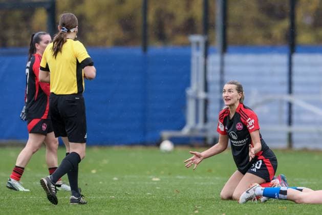 v.li.: Schiedsrichterin Anna-Lena Weiss, Medina Desic (1. FC Nürnberg, 10) reklamiert, beschweren, portestiert, meckern, Protest, gestikuliert, mit den Armen gestikulieren, DIE DFB-RICHTLINIEN UNTERSAGEN JEGLICHE NUTZUNG VON FOTOS ALS SEQUENZBILDER UND ODER VIDEOÄHNLICHE FOTOSTRECKEN. DFB REGULATIONS PROHIBIT ANY USE OF PHOTOGRAPHS AS IMAGE SEQUENCES AND OR QUASI-VIDEO., 17.11.2024, Hamburg (Deutschland), Fussball, 2. Frauen-Bundesliga, Hamburger SV - 1. FC Nürnberg