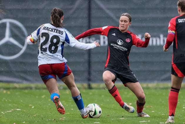 v.li.: Pauline Machtens (Hamburger SV, 28) und Klara Svensson Senelius (1. FC Nürnberg, 2) im Zweikampf, Duell, Dynamik, Aktion, Action, Spielszene, DIE DFB-RICHTLINIEN UNTERSAGEN JEGLICHE NUTZUNG VON FOTOS ALS SEQUENZBILDER UND ODER VIDEOÄHNLICHE FOTOSTRECKEN. DFB REGULATIONS PROHIBIT ANY USE OF PHOTOGRAPHS AS IMAGE SEQUENCES AND OR QUASI-VIDEO., 17.11.2024, Hamburg (Deutschland), Fussball, 2. Frauen-Bundesliga, Hamburger SV - 1. FC Nürnberg