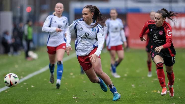 v.li.: Lisa Baum (Hamburger SV, 11) und Rebekka Salfelder (1. FC Nürnberg, 15) im Zweikampf, Duell, Dynamik, Aktion, Action, Spielszene, DIE DFB-RICHTLINIEN UNTERSAGEN JEGLICHE NUTZUNG VON FOTOS ALS SEQUENZBILDER UND ODER VIDEOÄHNLICHE FOTOSTRECKEN. DFB REGULATIONS PROHIBIT ANY USE OF PHOTOGRAPHS AS IMAGE SEQUENCES AND OR QUASI-VIDEO., 17.11.2024, Hamburg (Deutschland), Fussball, 2. Frauen-Bundesliga, Hamburger SV - 1. FC Nürnberg