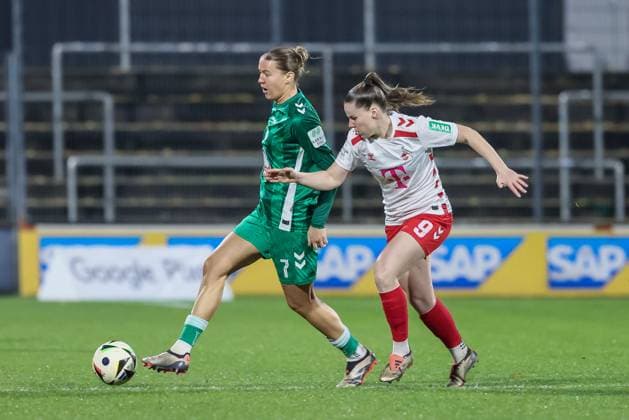 v.li.: Larissa Mühlhaus (SV Werder Bremen, 7) und Adriana Achcinska (1. FC Köln, 9) im Zweikampf, Duell, Dynamik, Aktion, Action, Spielszene, DIE DFB-RICHTLINIEN UNTERSAGEN JEGLICHE NUTZUNG VON FOTOS ALS SEQUENZBILDER UND ODER VIDEOÄHNLICHE FOTOSTRECKEN. DFB REGULATIONS PROHIBIT ANY USE OF PHOTOGRAPHS AS IMAGE SEQUENCES AND OR QUASI-VIDEO., 18.11.2024, Köln (Deutschland), Fussball, Google Pixel Frauen-Bundesliga, 1. FC Köln - SV Werder Bremen