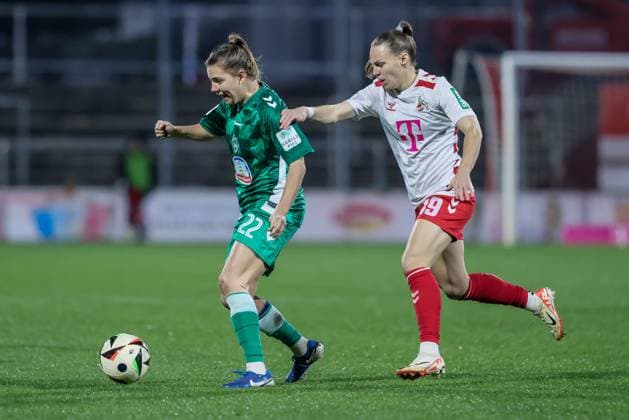 v.li.: Rieke Dieckmann (SV Werder Bremen, 22) und Dora Zeller (1. FC Köln, 19) im Zweikampf, Duell, Dynamik, Aktion, Action, Spielszene, DIE DFB-RICHTLINIEN UNTERSAGEN JEGLICHE NUTZUNG VON FOTOS ALS SEQUENZBILDER UND ODER VIDEOÄHNLICHE FOTOSTRECKEN. DFB REGULATIONS PROHIBIT ANY USE OF PHOTOGRAPHS AS IMAGE SEQUENCES AND OR QUASI-VIDEO., 18.11.2024, Köln (Deutschland), Fussball, Google Pixel Frauen-Bundesliga, 1. FC Köln - SV Werder Bremen