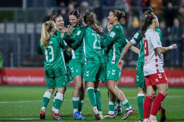 v.li.: Spielerinnen des SV Werder Bremen mit Torjubel, Jubel, jubeln, jubelt, optimistisch, Spielszene, Highlight, Freude über das Tor zum 0:1, DIE DFB-RICHTLINIEN UNTERSAGEN JEGLICHE NUTZUNG VON FOTOS ALS SEQUENZBILDER UND ODER VIDEOÄHNLICHE FOTOSTRECKEN. DFB REGULATIONS PROHIBIT ANY USE OF PHOTOGRAPHS AS IMAGE SEQUENCES AND OR QUASI-VIDEO., 18.11.2024, Köln (Deutschland), Fussball, Google Pixel Frauen-Bundesliga, 1. FC Köln - SV Werder Bremen