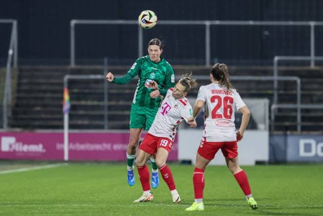 v.li.: Lara Schmidt (SV Werder Bremen, 24) und Dora Zeller (1. FC Köln, 19) im Kopfballduell, Kopfball, Zweikampf, Action, Aktion, Spielszene, DIE DFB-RICHTLINIEN UNTERSAGEN JEGLICHE NUTZUNG VON FOTOS ALS SEQUENZBILDER UND ODER VIDEOÄHNLICHE FOTOSTRECKEN. DFB REGULATIONS PROHIBIT ANY USE OF PHOTOGRAPHS AS IMAGE SEQUENCES AND OR QUASI-VIDEO., 18.11.2024, Köln (Deutschland), Fussball, Google Pixel Frauen-Bundesliga, 1. FC Köln - SV Werder Bremen