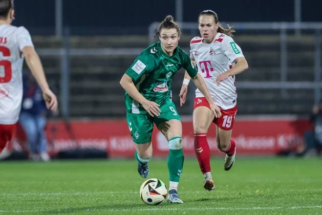 v.li.: Sophie Weidauer (SV Werder Bremen, 9) am Ball, Einzelbild, Ganzkörper, Aktion, Action, Spielszene, Dora Zeller (1. FC Köln, 19), DIE DFB-RICHTLINIEN UNTERSAGEN JEGLICHE NUTZUNG VON FOTOS ALS SEQUENZBILDER UND ODER VIDEOÄHNLICHE FOTOSTRECKEN. DFB REGULATIONS PROHIBIT ANY USE OF PHOTOGRAPHS AS IMAGE SEQUENCES AND OR QUASI-VIDEO., 18.11.2024, Köln (Deutschland), Fussball, Google Pixel Frauen-Bundesliga, 1. FC Köln - SV Werder Bremen