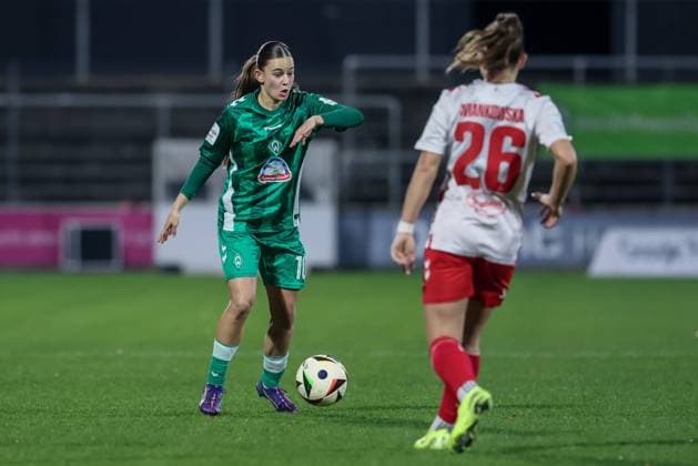 v.li.: Tuana Mahmoud (SV Werder Bremen, 10) am Ball, Einzelbild, Ganzkörper, Aktion, Action, Spielszene, Martyna Wiankowska (1. FC Köln, 26), DIE DFB-RICHTLINIEN UNTERSAGEN JEGLICHE NUTZUNG VON FOTOS ALS SEQUENZBILDER UND ODER VIDEOÄHNLICHE FOTOSTRECKEN. DFB REGULATIONS PROHIBIT ANY USE OF PHOTOGRAPHS AS IMAGE SEQUENCES AND OR QUASI-VIDEO., 18.11.2024, Köln (Deutschland), Fussball, Google Pixel Frauen-Bundesliga, 1. FC Köln - SV Werder Bremen