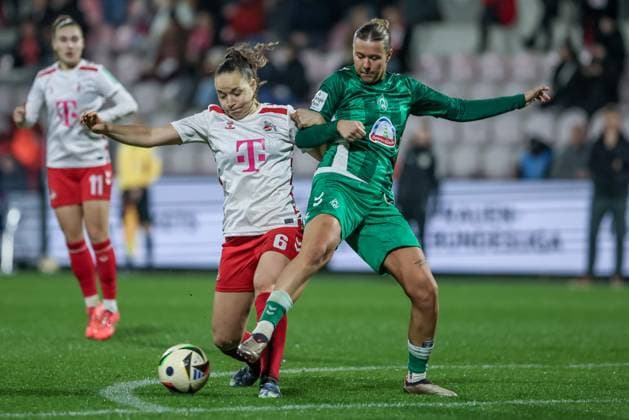 v.li.: Lotta Cordes (1. FC Köln, 6) und Larissa Mühlhaus (SV Werder Bremen, 7) im Zweikampf, Duell, Dynamik, Aktion, Action, Spielszene, DIE DFB-RICHTLINIEN UNTERSAGEN JEGLICHE NUTZUNG VON FOTOS ALS SEQUENZBILDER UND ODER VIDEOÄHNLICHE FOTOSTRECKEN. DFB REGULATIONS PROHIBIT ANY USE OF PHOTOGRAPHS AS IMAGE SEQUENCES AND OR QUASI-VIDEO., 18.11.2024, Köln (Deutschland), Fussball, Google Pixel Frauen-Bundesliga, 1. FC Köln - SV Werder Bremen