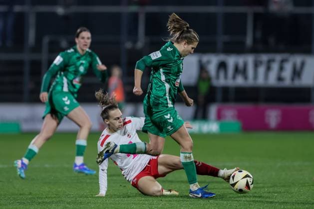 v.li.: Dora Zeller (1. FC Köln, 19) und Rieke Dieckmann (SV Werder Bremen, 22) im Zweikampf, Duell, Dynamik, Aktion, Action, Spielszene, DIE DFB-RICHTLINIEN UNTERSAGEN JEGLICHE NUTZUNG VON FOTOS ALS SEQUENZBILDER UND ODER VIDEOÄHNLICHE FOTOSTRECKEN. DFB REGULATIONS PROHIBIT ANY USE OF PHOTOGRAPHS AS IMAGE SEQUENCES AND OR QUASI-VIDEO., 18.11.2024, Köln (Deutschland), Fussball, Google Pixel Frauen-Bundesliga, 1. FC Köln - SV Werder Bremen