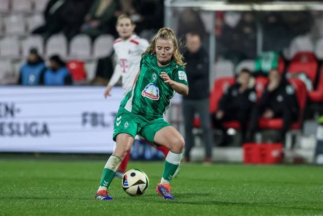 v.li.: Ricarda Walkling (SV Werder Bremen, 13) am Ball, Einzelbild, Ganzkörper, Aktion, Action, Spielszene, DIE DFB-RICHTLINIEN UNTERSAGEN JEGLICHE NUTZUNG VON FOTOS ALS SEQUENZBILDER UND ODER VIDEOÄHNLICHE FOTOSTRECKEN. DFB REGULATIONS PROHIBIT ANY USE OF PHOTOGRAPHS AS IMAGE SEQUENCES AND OR QUASI-VIDEO., 18.11.2024, Köln (Deutschland), Fussball, Google Pixel Frauen-Bundesliga, 1. FC Köln - SV Werder Bremen