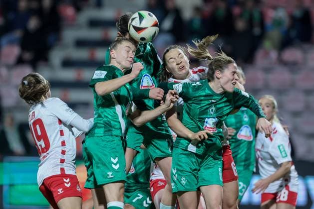 v.li.: Dora Zeller (1. FC Köln, 19), Michelle Ulbrich (SV Werder Bremen, 5), Lara Schmidt (SV Werder Bremen, 24), Lotta Cordes (1. FC Köln, 6) und Reena Wichmann (SV Werder Bremen, 6) im Kopfballduell, Kopfball, Zweikampf, Action, Aktion, Spielszene, DIE DFB-RICHTLINIEN UNTERSAGEN JEGLICHE NUTZUNG VON FOTOS ALS SEQUENZBILDER UND ODER VIDEOÄHNLICHE FOTOSTRECKEN. DFB REGULATIONS PROHIBIT ANY USE OF PHOTOGRAPHS AS IMAGE SEQUENCES AND OR QUASI-VIDEO., 18.11.2024, Köln (Deutschland), Fussball, Google Pixel Frauen-Bundesliga, 1. FC Köln - SV Werder Bremen