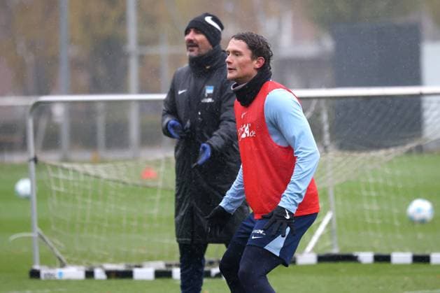 DEU, DFL, 2. FBL Hertha BSC, Training, 19.11.2024, Sportforum, Berlin, DEU, DFL, 2. FBL Hertha BSC, Training, im Bild Fabian Reese (Hertha BSC Berlin 11), Cheftrainer Cristian Fiel (Hertha BSC Berlin) DFL - regulations prohibit any use of Photographs as image sequences and or quasi-video Foto: Juergen Engler nordphoto GmbH