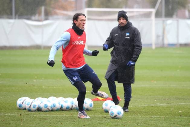 DEU, DFL, 2. FBL Hertha BSC, Training, 19.11.2024, Sportforum, Berlin, DEU, DFL, 2. FBL Hertha BSC, Training, im Bild Fabian Reese (Hertha BSC Berlin 11), Cheftrainer Cristian Fiel (Hertha BSC Berlin) DFL - regulations prohibit any use of Photographs as image sequences and or quasi-video Foto: Juergen Engler nordphoto GmbH