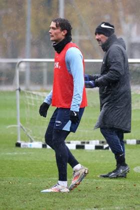 DEU, DFL, 2. FBL Hertha BSC, Training, 19.11.2024, Sportforum, Berlin, DEU, DFL, 2. FBL Hertha BSC, Training, im Bild Fabian Reese (Hertha BSC Berlin 11), Cheftrainer Cristian Fiel (Hertha BSC Berlin) DFL - regulations prohibit any use of Photographs as image sequences and or quasi-video Foto: Juergen Engler nordphoto GmbH