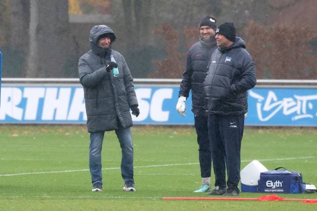 DEU, DFL, 2. FBL Hertha BSC, Training, 19.11.2024, Sportforum, Berlin, DEU, DFL, 2. FBL Hertha BSC, Training, im Bild Benjamin Weber (Sportdirektor, Hertha BSC Berlin), Torwarttrainer Andreas Menger (Hertha BSC Berlin) DFL - regulations prohibit any use of Photographs as image sequences and or quasi-video Foto: Juergen Engler nordphoto GmbH