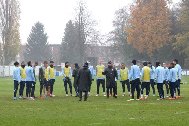 DEU, DFL, 2. FBL Hertha BSC, Training, 19.11.2024, Sportforum, Berlin, DEU, DFL, 2. FBL Hertha BSC, Training, im Bild Cheftrainer Cristian Fiel (Hertha BSC Berlin), Hertha-Spielerkreis DFL - regulations prohibit any use of Photographs as image sequences and or quasi-video Foto: Juergen Engler nordphoto GmbH