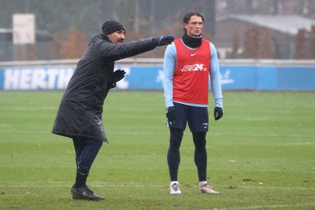 DEU, DFL, 2. FBL Hertha BSC, Training, 19.11.2024, Sportforum, Berlin, DEU, DFL, 2. FBL Hertha BSC, Training, im Bild Cheftrainer Cristian Fiel (Hertha BSC Berlin), Fabian Reese (Hertha BSC Berlin 11) DFL - regulations prohibit any use of Photographs as image sequences and or quasi-video Foto: Juergen Engler nordphoto GmbH