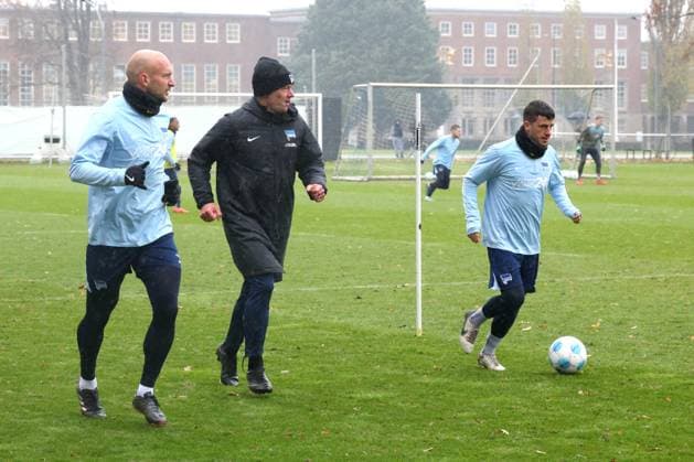 DEU, DFL, 2. FBL Hertha BSC, Training, 19.11.2024, Sportforum, Berlin, DEU, DFL, 2. FBL Hertha BSC, Training, im Bild Toni Leistner (Hertha BSC Berlin 37), Diego Demme (Hertha BSC Berlin 6), Konditionstrainer Hendrik Kuchno (Hertha BSC Berlin) DFL - regulations prohibit any use of Photographs as image sequences and or quasi-video Foto: Juergen Engler nordphoto GmbH