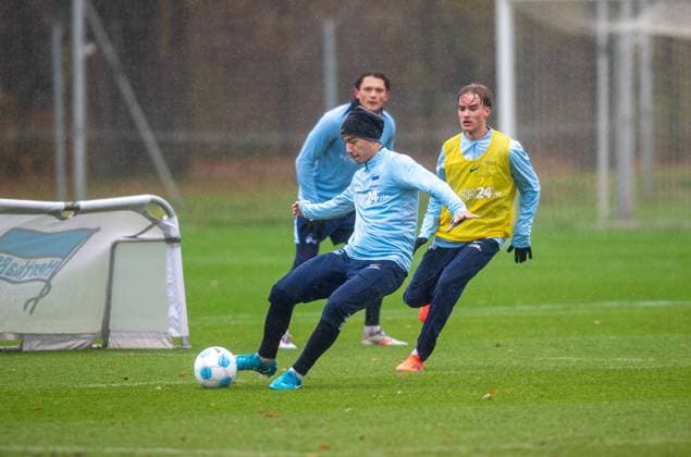 Fussball, Herren, Saison 2024 25, 2. Bundesliga, Hertha BSC, Training, v.l. Ibrahim Maza (Hertha BSC), Lukas Michelbrink (Hertha BSC), hinten Fabian Reese (Hertha BSC), 19.11. 2024,