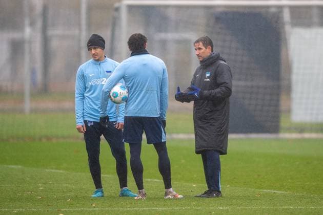 Fussball, Herren, Saison 2024 25, 2. Bundesliga, Hertha BSC, Training, v.l. Ibrahim Maza (Hertha BSC), Fabian Reese (Hertha BSC), Co-Trainer Jaime Monroy (Hertha BSC), 19.11. 2024,
