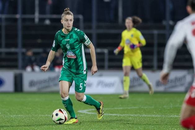 v.li.: Michelle Ulbrich (SV Werder Bremen, 5) am Ball, Einzelbild, Ganzkörper, Aktion, Action, Spielszene, DIE DFB-RICHTLINIEN UNTERSAGEN JEGLICHE NUTZUNG VON FOTOS ALS SEQUENZBILDER UND ODER VIDEOÄHNLICHE FOTOSTRECKEN. DFB REGULATIONS PROHIBIT ANY USE OF PHOTOGRAPHS AS IMAGE SEQUENCES AND OR QUASI-VIDEO., 18.11.2024, Köln (Deutschland), Fussball, Google Pixel Frauen-Bundesliga, 1. FC Köln - SV Werder Bremen