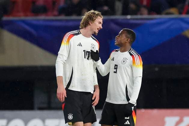 Nick Woltemade (Germany) und Youssoufa Moukoko (Germany) unterhalten sich, International Friendly, Länderspiel, Nationalmannschaft France U21, U 21 v Germany U21, Stade du Hainaut am 19. November 2024 in Valenciennes, Frankreich. (Foto von Marco Steinbrenner DeFodi Images) Nick Woltemade (Germany) und Youssoufa Moukoko (Germany) talk together, International Friendly, France U21 v Germany U21, Stade du Hainaut, November 19, 2024 in Valenciennes, France. (Photo by Marco Steinbrenner DeFodi Images) Defodi-700_fra_ger_20241119_106