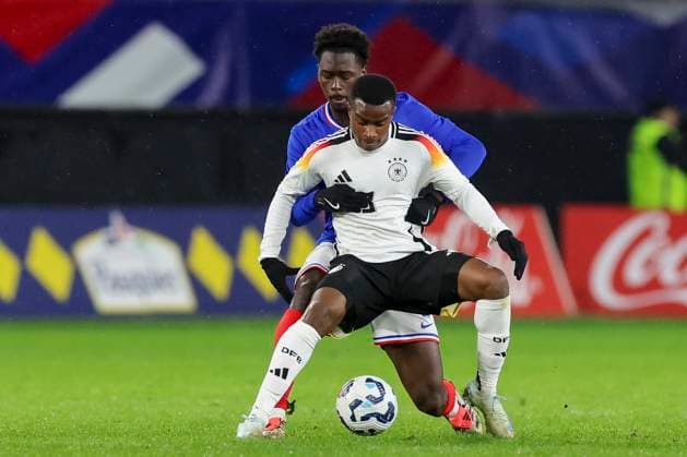 Youssoufa Moukoko (Germany) und Soungoutou Magassa (France) kaempfen um den Ball, International Friendly, Länderspiel, Nationalmannschaft France U21, U 21 v Germany U21, Stade du Hainaut am 19. November 2024 in Valenciennes, Frankreich. (Foto von Marco Steinbrenner DeFodi Images) Youssoufa Moukoko (Germany) und Soungoutou Magassa (France) battle for the ball, International Friendly, France U21 v Germany U21, Stade du Hainaut, November 19, 2024 in Valenciennes, France. (Photo by Marco Steinbrenner DeFodi Images) Defodi-700_fra_ger_20241119_173