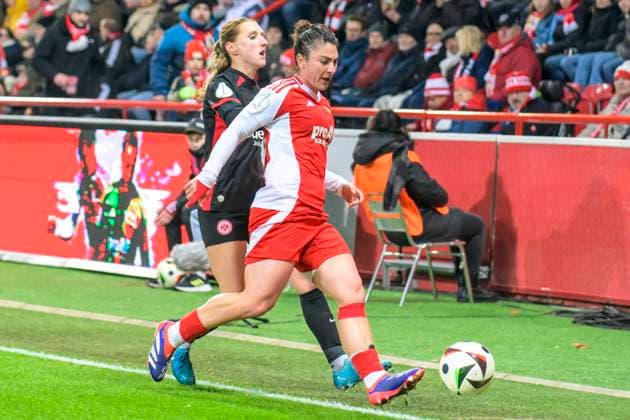 GER, Berlin, Fussball, Frauen, DFB Pokal Achtelfinale, 1. FC Union Berlin vs Eintracht Frankfurt - Bundesliga, Fussball, DFB, Spielzeit 2024 2025, Alte Foersterei, im Bild v.l. : Lara Prasnikar (Frankfurt, 30), Eleni Markou (Union Berlin, 22), Zweikampf, Action, Kampf, kaempft um den Ball, DFB DFL REGULATIONS PROHIBIT ANY USE OF PHOTOGRAPHS AS IMAGE SEQUENCES AND OR QUASI-VIDEO, 22.11.2024, Copyright: HMBxMedia UwexKoch